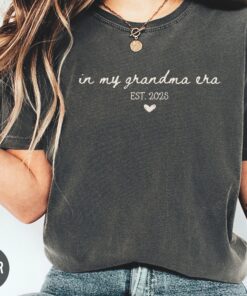 custom grandma est year shirt for first time grandmother funny mom life t shirt mothers day gift crewneck phieh