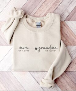 custom grandma sweater with est year personalized pregnancy announcement gift for new grandma gigi or grammy 1lu82