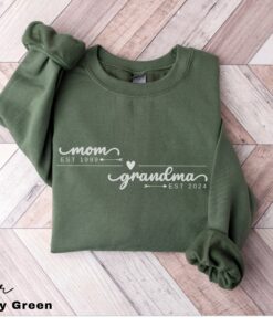 custom grandma sweater with est year personalized pregnancy announcement new grandma gift for mothers day and baby reveal hmigb