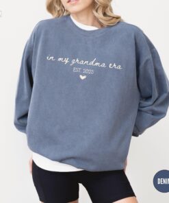 custom grandma sweatshirt est year crewneck funny first time grandmother gift for mothers day vrllt