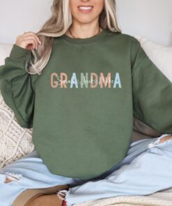 custom grandma sweatshirt with kids names christmas crewneck holiday sweater unique gift for grandmothers ldgr5