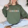 custom grandma sweatshirt with kids names christmas crewneck holiday sweater unique gift for grandmothers ldgr5 scaled