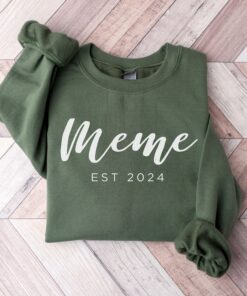 custom meme sweatshirt est 2025 pregnancy announcement funny mom shirt gift for grandma mothers day meme to be po93w