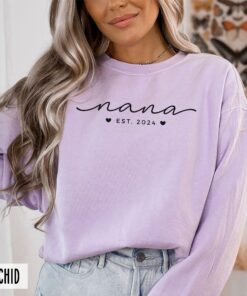 custom nana sweatshirt with est year for birthday or mothers day pregnancy announcement baby reveal to grandma hearts design lnbdv