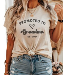 custom promoted to grandma shirt for pregnancy announcement personalized nana t shirt est year mothers day gift eepz0