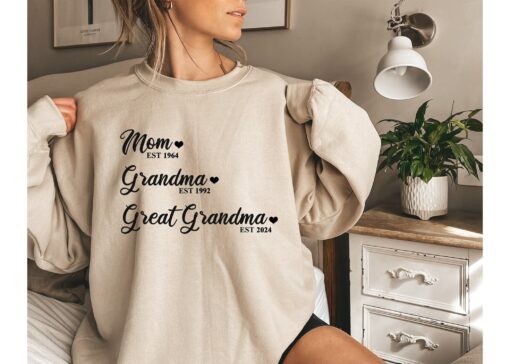 custom sweatshirt for mom grandma and great grandma personalized est shirt best mothers day gift for mom and grandma 8sniu