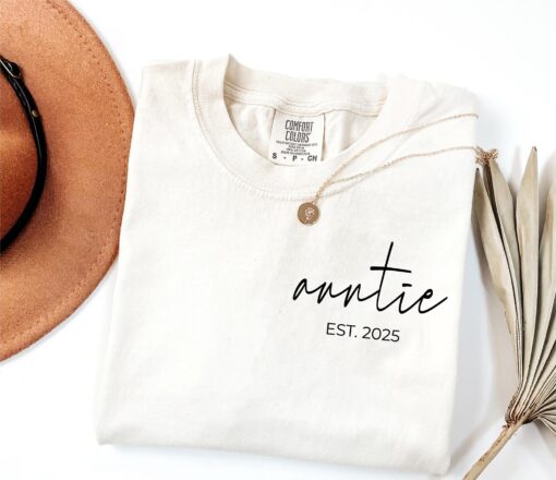 cute auntie announcement shirt with pocket funny new aunt gift cool auntie club crewneck for proud aunts