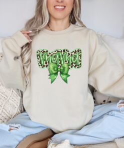 cute christmas mom shirt with green bow holiday tee funny christmas sweatshirt for women ideal gift for moms ebjsg