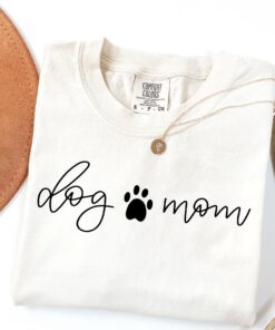 cute dog mom shirt for pet lovers dog owners and new moms funny dog paw crewneck for mothers day gifts p4jhv