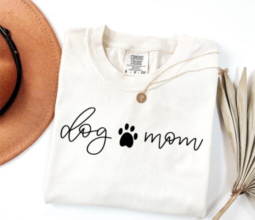 cute dog mom shirt for pet lovers dog owners and new moms funny dog paw crewneck for mothers day gifts p4jhv
