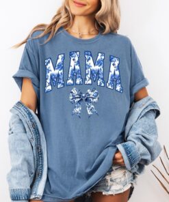 cute mom t shirt with blue bow design comfort colors tee for mothers day gift chinoiserie style shirt xpfvk