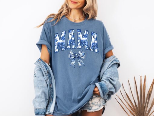 cute mom t shirt with blue bow design comfort colors tee for mothers day gift chinoiserie style shirt xpfvk scaled