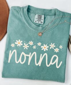 daisy nonna shirt for new grandma pregnancy reveal unique grandma gift comfort colors t shirt for christmas yssmf