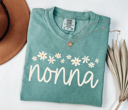 daisy nonna shirt for new grandma pregnancy reveal unique grandma gift comfort colors t shirt for christmas yssmf