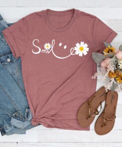 daisy smile face mom shirt floral t shirt cute summer tee for women trendy flower graphic tee gift for moms rz0hn