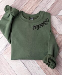 embroidered heart mama shirt for mothers day personalized gift cute mama sweatshirt birthday present un94s