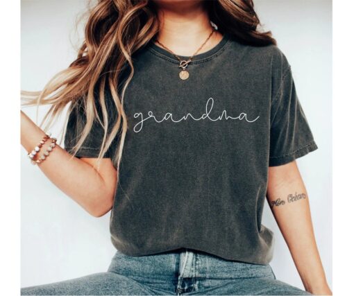 established grandma shirt for new grandparents funny pregnancy announcement gift for grandma christmas t shirt