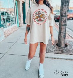 feral moms social club vintage graphic tee for mom life trendy apparel best mom gift t shirt u0ou8