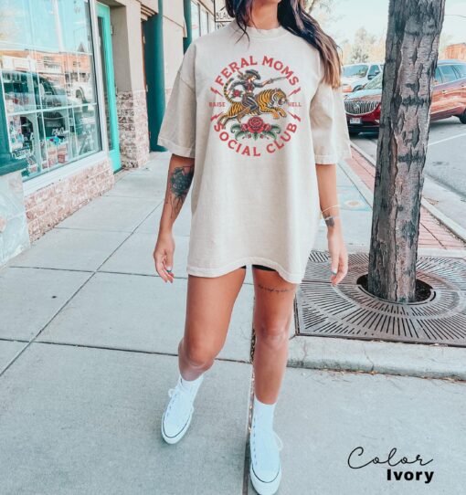 feral moms social club vintage graphic tee for mom life trendy apparel best mom gift t shirt u0ou8