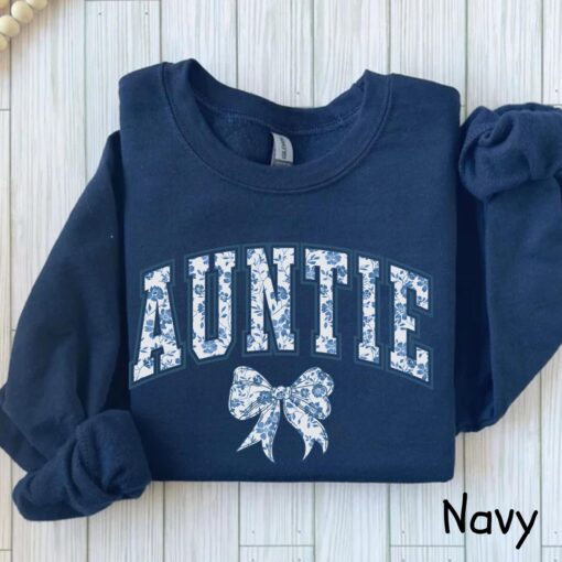 floral auntie sweatshirt for new aunts pregnancy announcement cute aunt crewneck birthday gift for aunt 0wjpw scaled