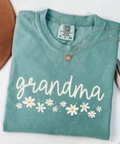 floral grandma shirt for new grandmas pregnancy reveal cute daisy tee unique grandma gift for mothers day and christmas bjiwi