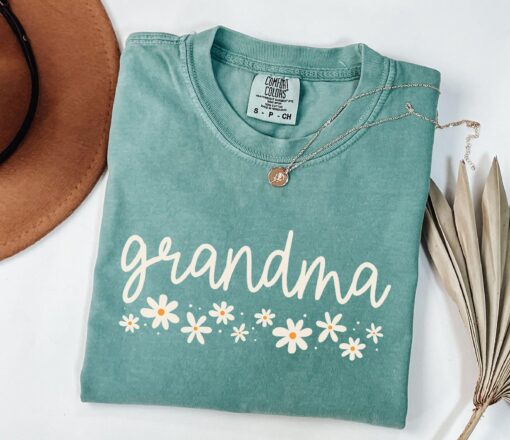 floral grandma shirt for new grandmas pregnancy reveal cute daisy tee unique grandma gift for mothers day and christmas bjiwi