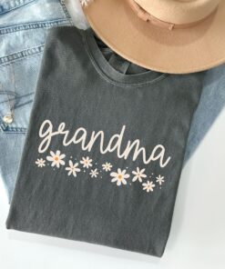 floral grandma shirt for new grandmas pregnancy reveal cute daisy tee unique grandma gift for mothers day and christmas u457f