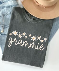 floral grandma shirt for new grandmas pregnancy reveal gift daisy grammie shirt unique christmas gift for grandma 3ziu3