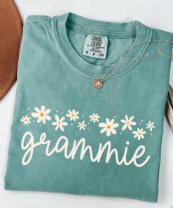 floral grandma shirt for new grandmas pregnancy reveal gift daisy grammie shirt unique christmas gift for grandma sxuk9