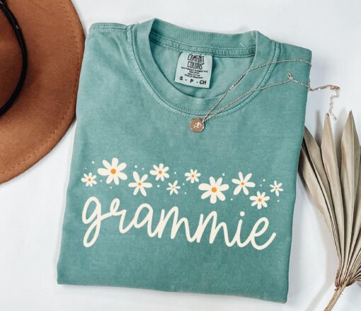 floral grandma shirt for new grandmas pregnancy reveal gift daisy grammie shirt unique christmas gift for grandma