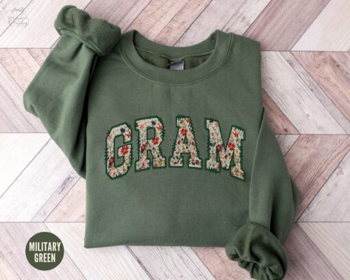 floral grandma sweatshirt for birthday and mothers day gifts personalized crewneck for grams and grammy eajgq