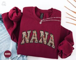 floral grandma sweatshirt personalized nana crewneck custom christmas gift for granny best mothers day shirt no4ty
