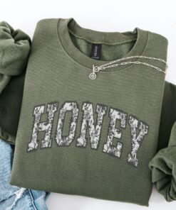 floral honey sweatshirt for grandma with toile de jouy design ideal for mothers day and christmas gifts ojqvl