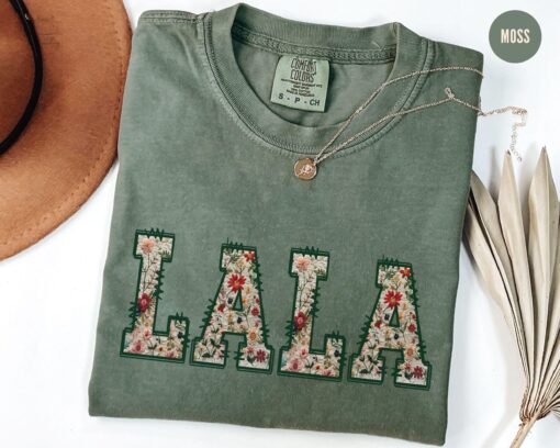 floral lala shirt for moms and grandmas cute t shirt for mothers day gifts aunt lala tee comfort colors design ekyhw