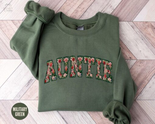 floral strawberry auntie sweatshirt retro auntie shirt mothers day gift for new aunt pregnancy reveal sister sweatshirt p4jea