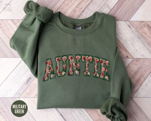 floral strawberry auntie sweatshirt retro design for new aunt mothers day gift pregnancy reveal gift for sister