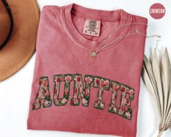 floral strawberry auntie t shirt for new aunts retro style cute tee mothers day gift pregnancy reveal sister shirt 52skt