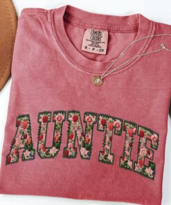 floral strawberry auntie t shirt for new aunts retro style cute tee mothers day gift pregnancy reveal sister shirt 52skt