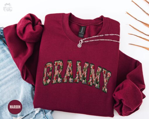 floral strawberry grandma sweatshirt personalized crewneck custom grandmother sweater unique gift for christmas eb8kp