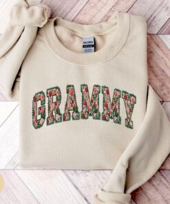 floral strawberry grandma sweatshirt personalized crewneck custom grandmother sweater unique gift for christmas wdcp1