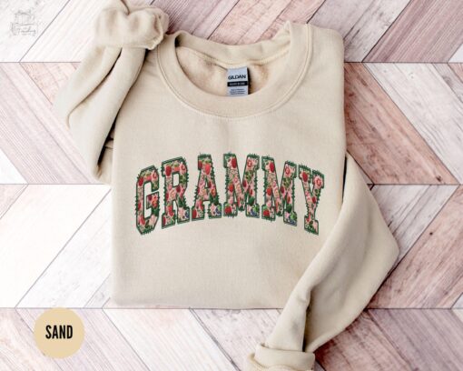 floral strawberry grandma sweatshirt personalized crewneck custom grandmother sweater unique gift for christmas wdcp1