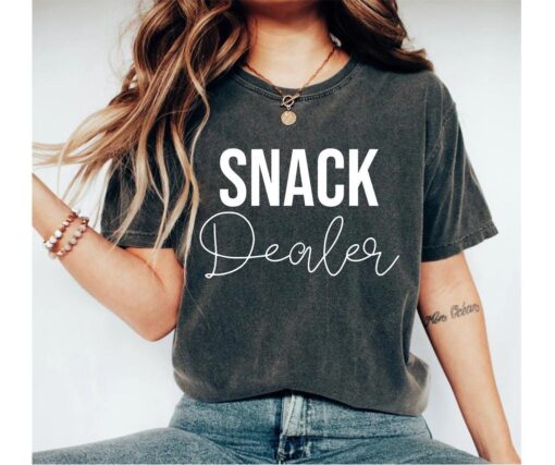 funny mom shirt snack tee for new moms best mom ever t shirt cute and humorous mothers day gift ufdj2