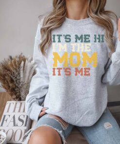 funny mom sweatshirt its me hi im the mom cute mom life sweater perfect for mom birthday gifts and everyday wear d3rdp