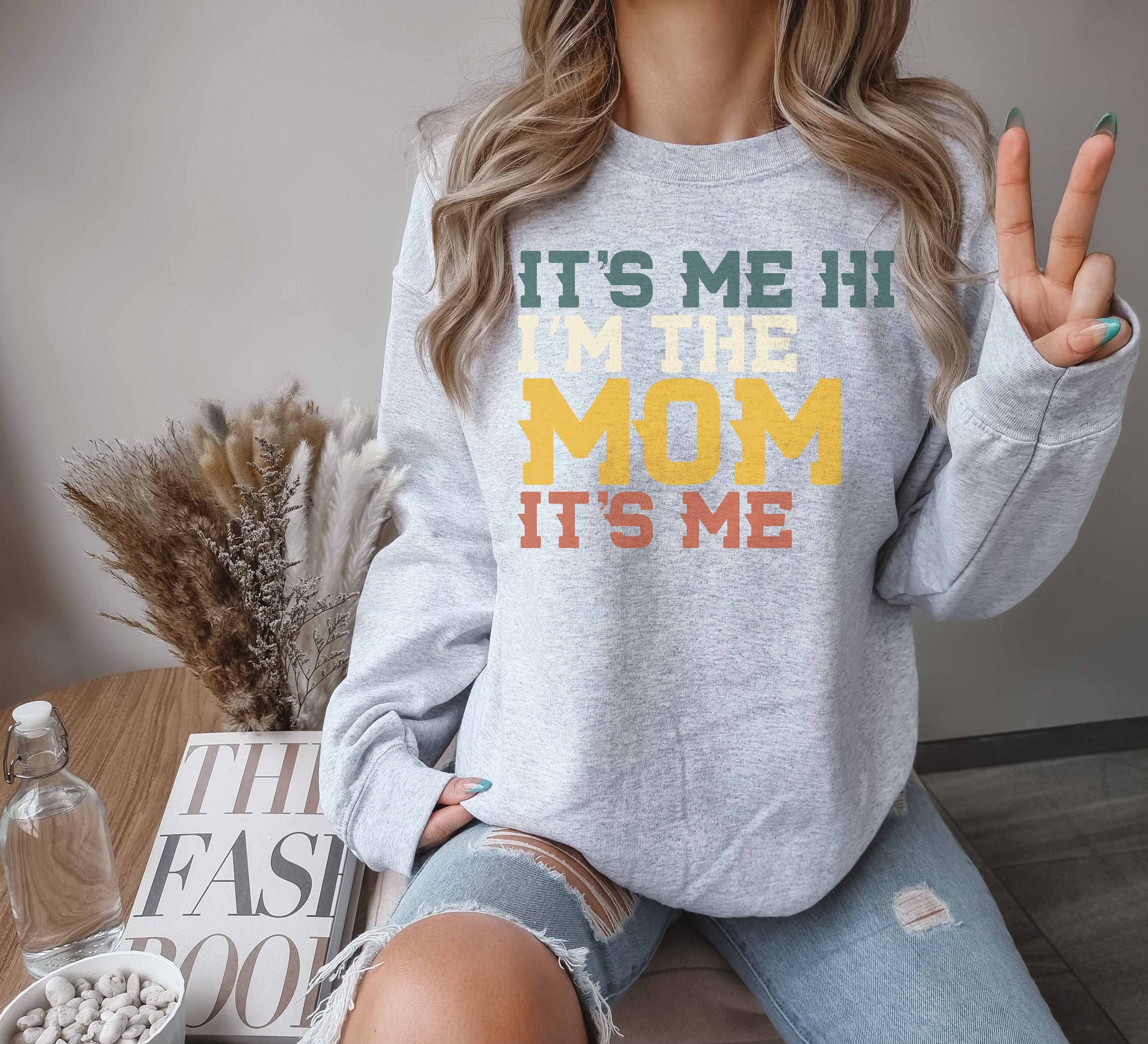 funny mom sweatshirt its me hi im the mom cute mom life sweater perfect for mom birthday gifts and everyday wear d3rdp scaled