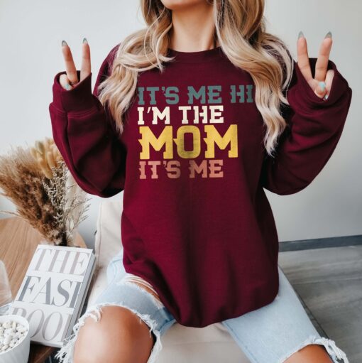 funny mom sweatshirt its me hi im the mom cute mom life sweater perfect for mom birthday gifts and everyday wear mhz4q scaled