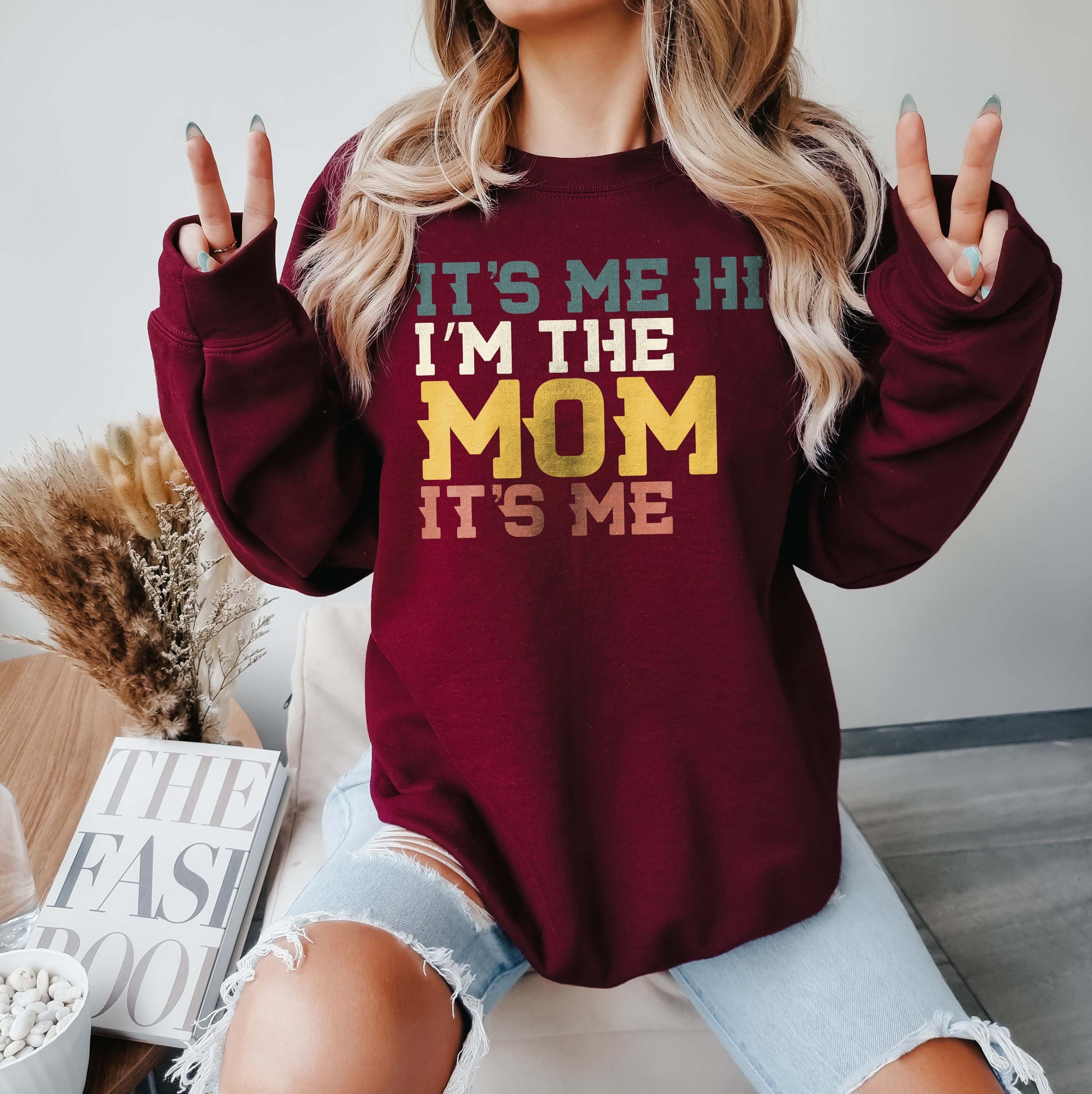 funny mom sweatshirt its me hi im the mom cute mom life sweater perfect for mom birthday gifts and everyday wear mhz4q scaled