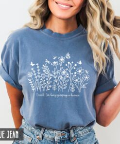 funny pregnancy announcement shirt i cant im busy growing a human floral tee baby reveal growing wildflowers 8yo4k