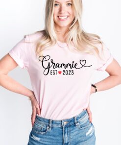 grammie est 2023 shirt for new grandmas pregnancy reveal family announcement mothers day gift akzhp