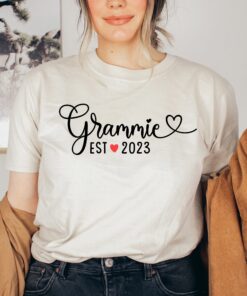 grammie est 2023 shirt for new grandmas pregnancy reveal family announcement mothers day gift uj6a9