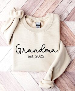 grandma est 2025 sweatshirt new grandma shirt pregnancy reveal gift mothers day t shirt for grandmothers 1wrbg